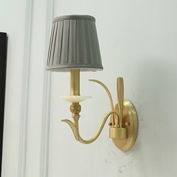 Yksinkertainen maalaisperinteinen klassinen messinkiominaisuus minityylisille uplight-seinävalaisimille