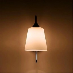 Moderni minimalistinen lasinen sängyn vieressä käytävä hotellihuoneen seinävalaisin