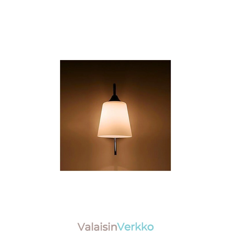 Moderni minimalistinen lasinen sängyn vieressä käytävä hotellihuoneen seinävalaisin