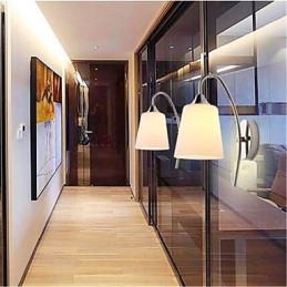 Moderni minimalistinen lasinen sängyn vieressä käytävä hotellihuoneen seinävalaisin