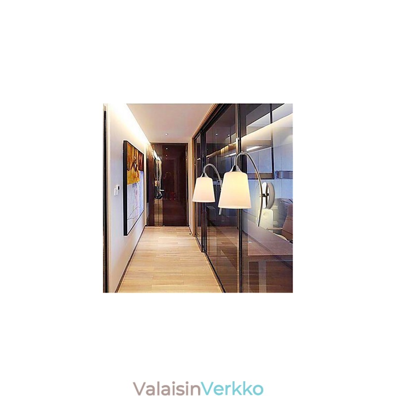 Moderni minimalistinen lasinen sängyn vieressä käytävä hotellihuoneen seinävalaisin