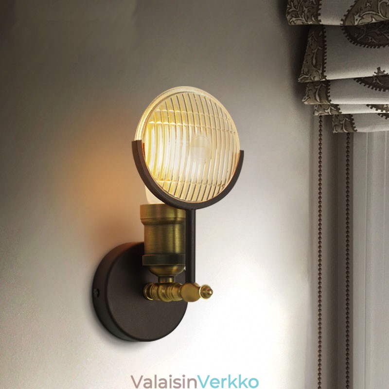 1 vaalea rustiikki retrovintage-seinävalaisin lasivarjolla Erikoishotellin toimiston esittelytilaan Olohuoneen ruokasaliin