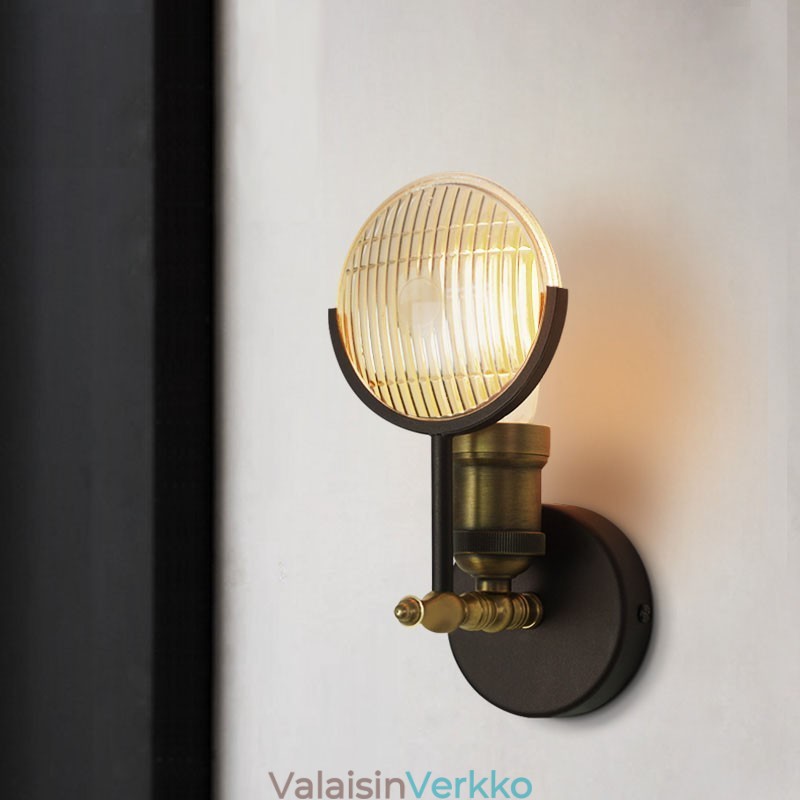1 vaalea rustiikki retrovintage-seinävalaisin lasivarjolla Erikoishotellin toimiston esittelytilaan Olohuoneen ruokasaliin