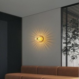 Moderni seinävalaistus kirkkaalla lasivarjolla harjatulla seinävalaisimilla