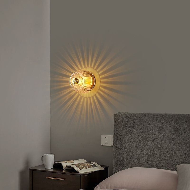 Moderni seinävalaistus kirkkaalla lasivarjolla harjatulla seinävalaisimilla