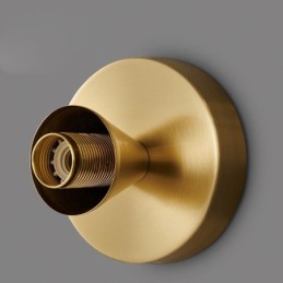 Moderni seinävalaistus kirkkaalla lasivarjolla harjatulla seinävalaisimilla