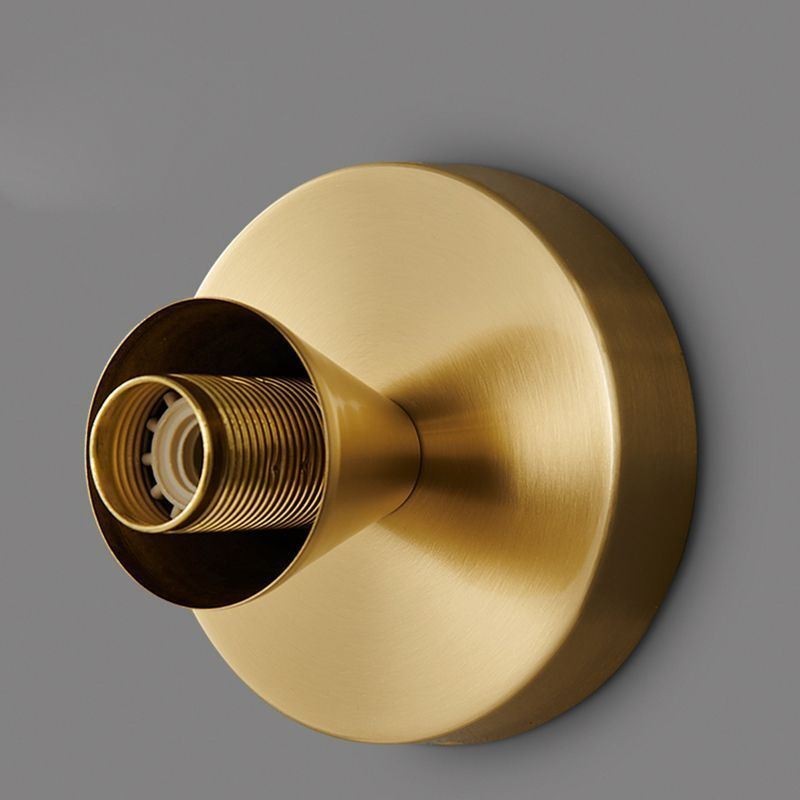 Moderni seinävalaistus kirkkaalla lasivarjolla harjatulla seinävalaisimilla