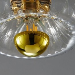 Moderni seinävalaistus kirkkaalla lasivarjolla harjatulla seinävalaisimilla