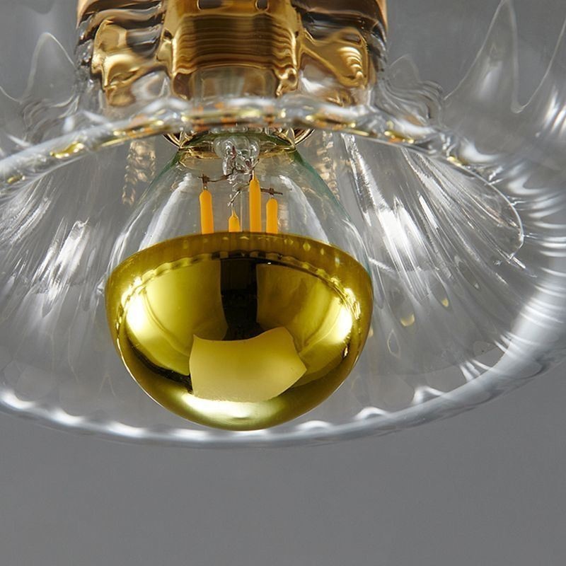 Moderni seinävalaistus kirkkaalla lasivarjolla harjatulla seinävalaisimilla