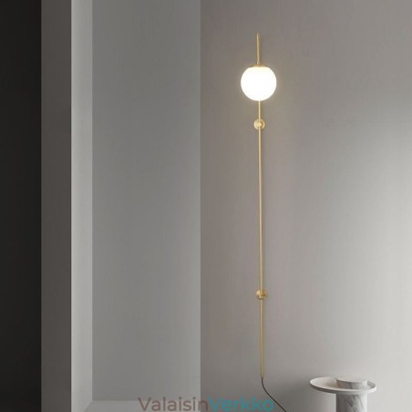 Moderni Globe-seinävalaisin, harjattu kultainen lasiseinävalaisin