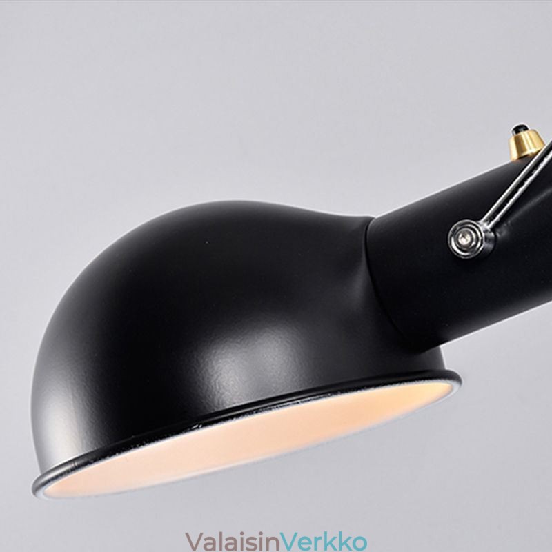 Yhden keinuvarren seinävalaisin sängyn äärellä oleva lukulamppu