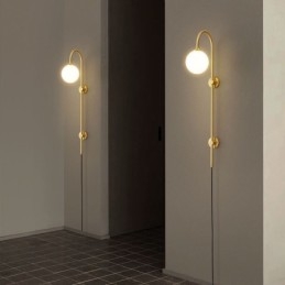 Moderni seinävalaisin harjattua kultaa