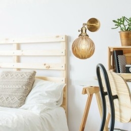 Moderni papuseinävalaisin lasikuulavarjostimella