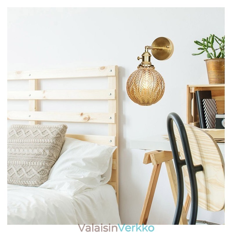 Moderni papuseinävalaisin lasikuulavarjostimella