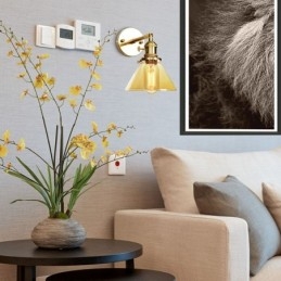 Moderni seinävalaisin lasivarjostimella