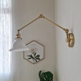 Moderni seinävalaisin lasivarjostimella