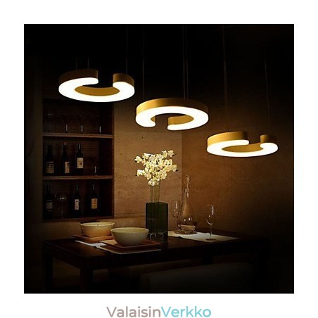 Kolme C-tyypin akryylikattokruunua